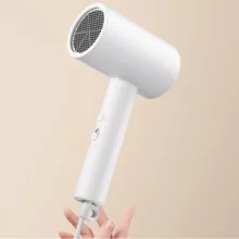 سشوار مسافرتی خانگی میجیا مدل H101، موتور AC با توان مصرفی 1600 وات، دارای قابلیت باد سرد، دارای حلقه آویختن، با حالت صافکننده و حجمدهنده، وزن 500 گرم، تنظیم حرارت 2 حالته و کنترل سرعت 2 حالته، به همراه 1 عدد سری متمرکزکننده باریک