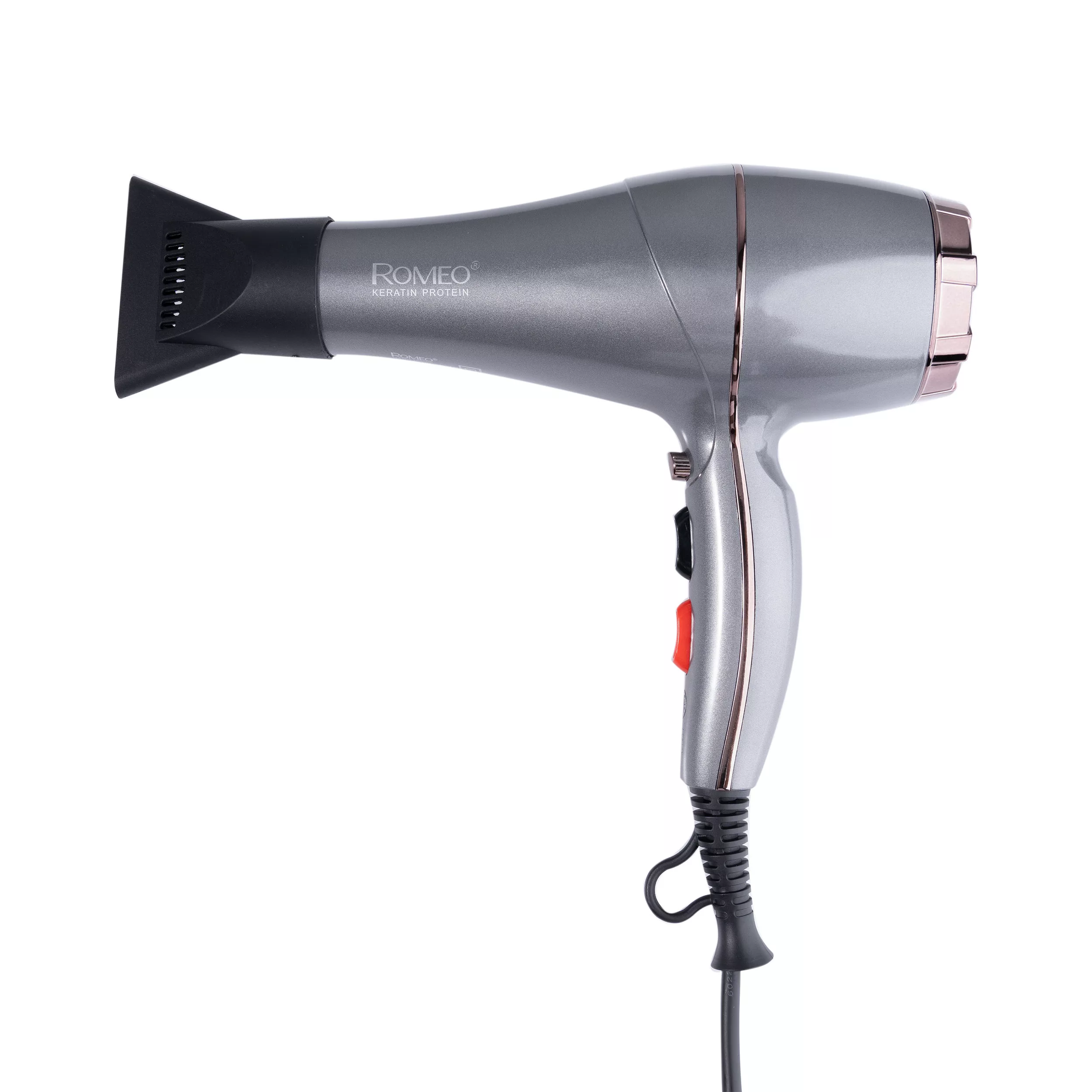 سشوار حرفهای رومئو مدل RM-5858، موتور AC با توان مصرفی 2200 وات، دارای قابلیت باد سرد، طراحی ارگونومیک، دارای حلقه آویختن، با حالت صافکننده و حجمدهنده، وزن 450 گرم، تنظیم حرارت 3 حالته و کنترل سرعت 2 حالته، به همراه متمرکزکننده باریک