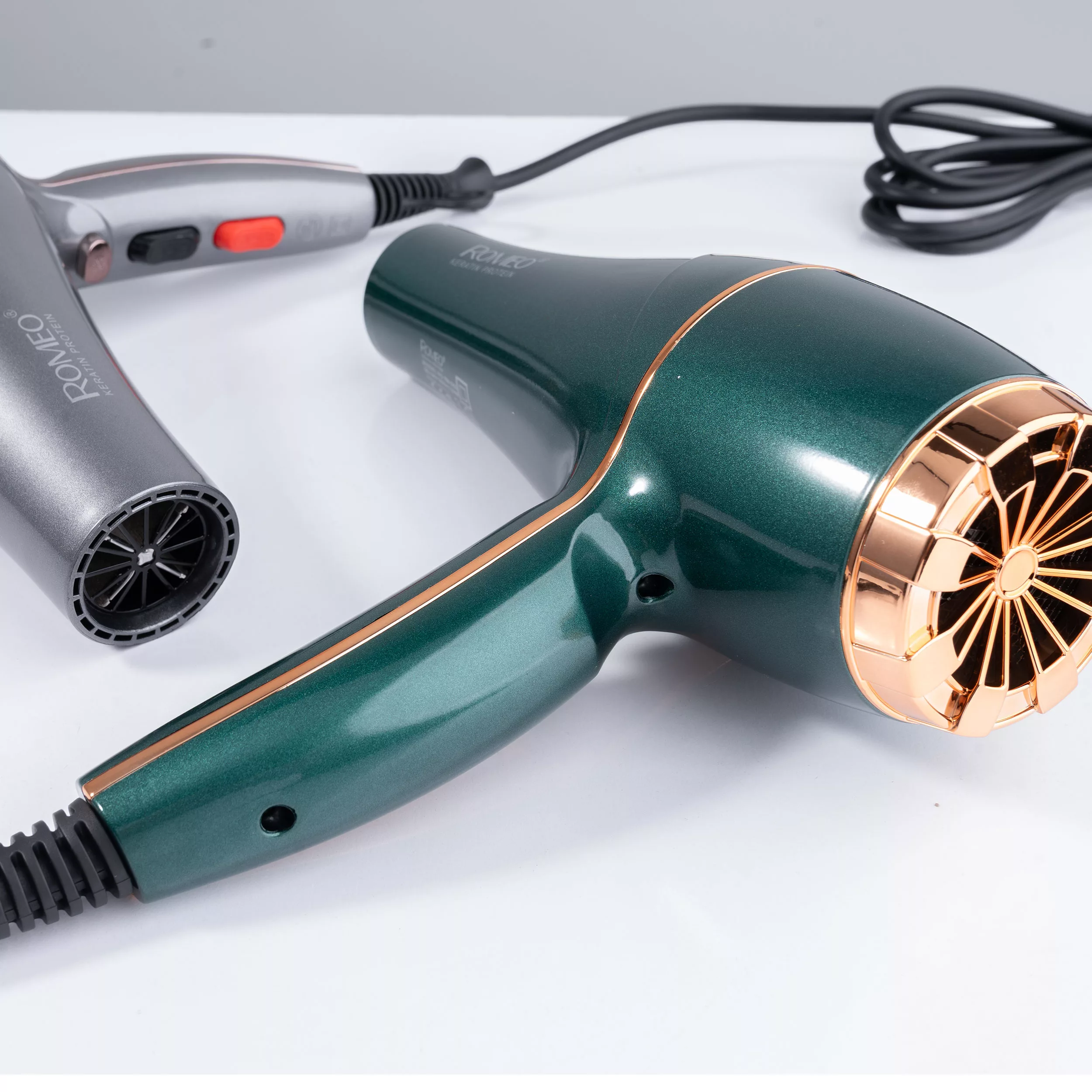سشوار حرفهای رومئو مدل RM-5858، موتور AC با توان مصرفی 2200 وات، دارای قابلیت باد سرد، طراحی ارگونومیک، دارای حلقه آویختن، با حالت صافکننده و حجمدهنده، وزن 450 گرم، تنظیم حرارت 3 حالته و کنترل سرعت 2 حالته، به همراه متمرکزکننده باریک
