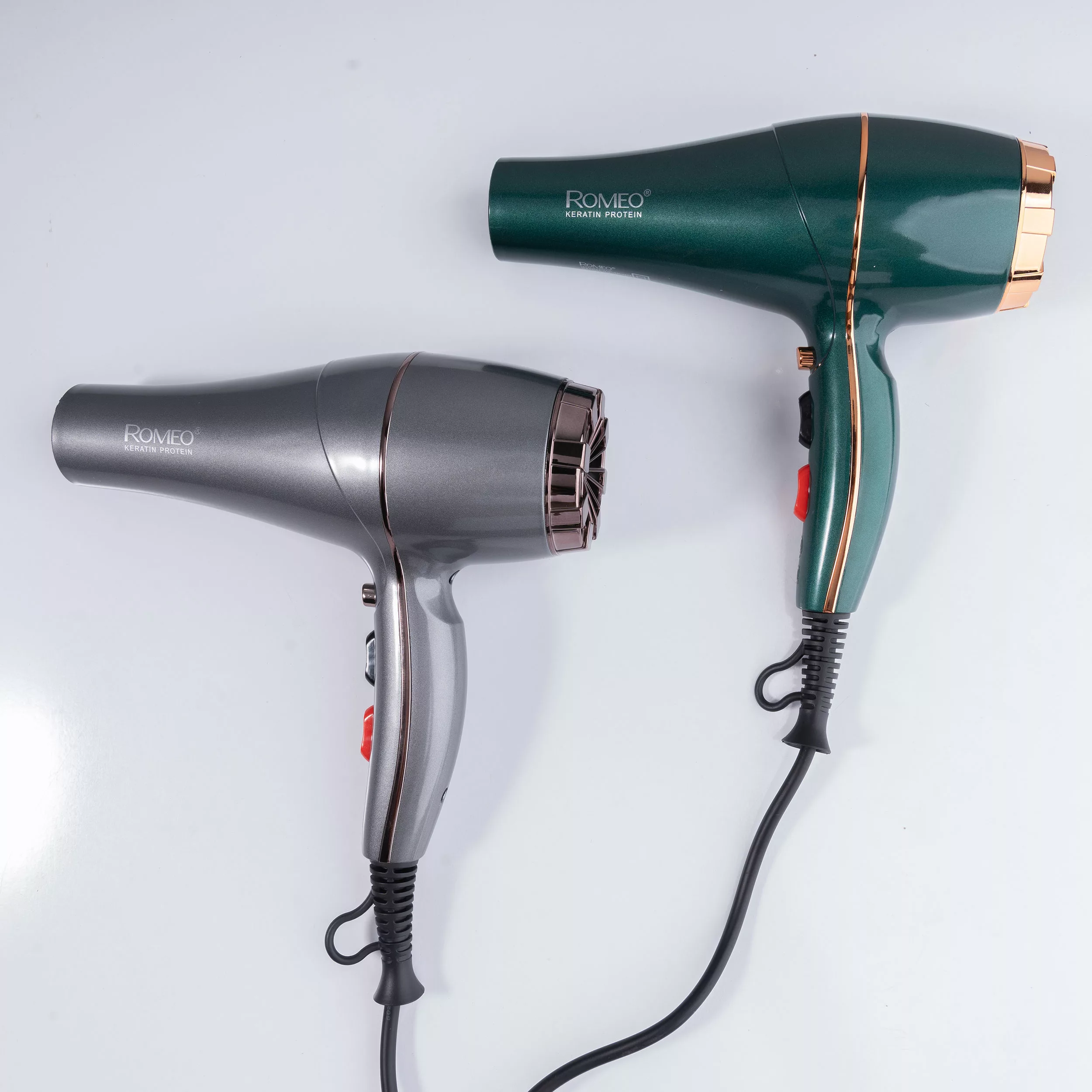 سشوار حرفهای رومئو مدل RM-5858، موتور AC با توان مصرفی 2200 وات، دارای قابلیت باد سرد، طراحی ارگونومیک، دارای حلقه آویختن، با حالت صافکننده و حجمدهنده، وزن 450 گرم، تنظیم حرارت 3 حالته و کنترل سرعت 2 حالته، به همراه متمرکزکننده باریک