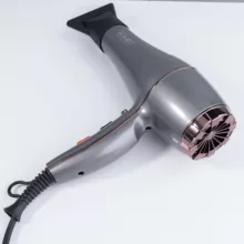 سشوار حرفهای رومئو مدل RM-5858، موتور AC با توان مصرفی 2200 وات، دارای قابلیت باد سرد، طراحی ارگونومیک، دارای حلقه آویختن، با حالت صافکننده و حجمدهنده، وزن 450 گرم، تنظیم حرارت 3 حالته و کنترل سرعت 2 حالته، به همراه متمرکزکننده باریک