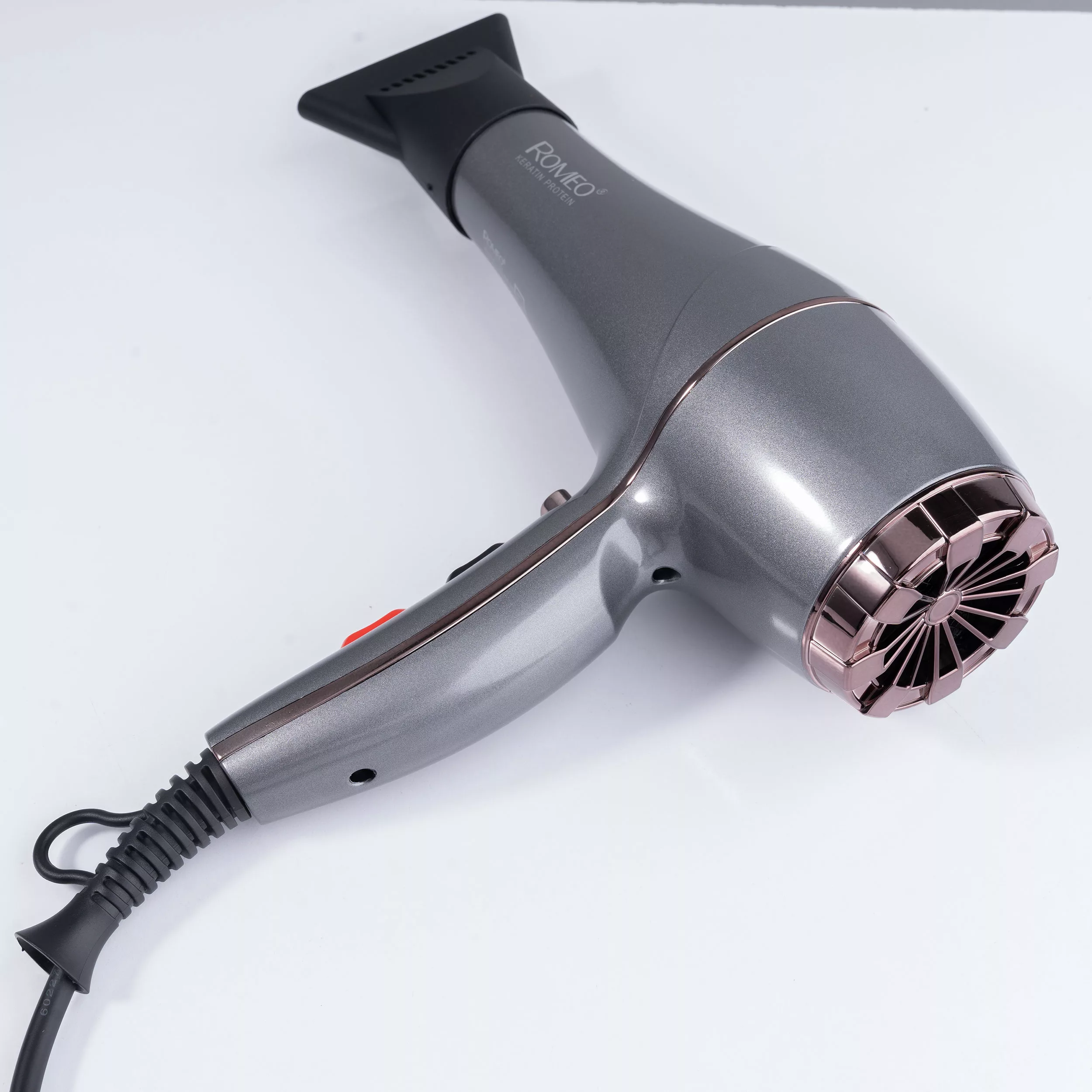 سشوار حرفهای رومئو مدل RM-5858، موتور AC با توان مصرفی 2200 وات، دارای قابلیت باد سرد، طراحی ارگونومیک، دارای حلقه آویختن، با حالت صافکننده و حجمدهنده، وزن 450 گرم، تنظیم حرارت 3 حالته و کنترل سرعت 2 حالته، به همراه متمرکزکننده باریک