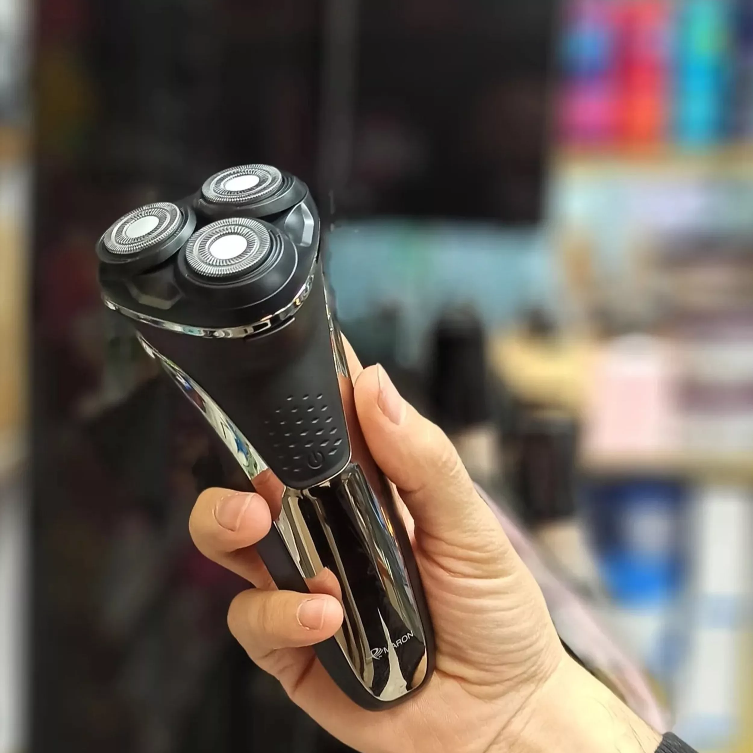 ماشین اصلاح موی صورت پرومارون مدل RL-710، اصلاح به صورت خط زن، حجم زن و صفر زن، استفاده به صورت خشک و مرطوب، طراحی ارگونومیک، منبع انرژی باتری قابل شارژ، تکنولوژی اصلاح به صورت برش چرخشی، مدت زمان شارژ 90 دقیقه و  مدت زمان استفاده پس از شارژ 45 دقیقه