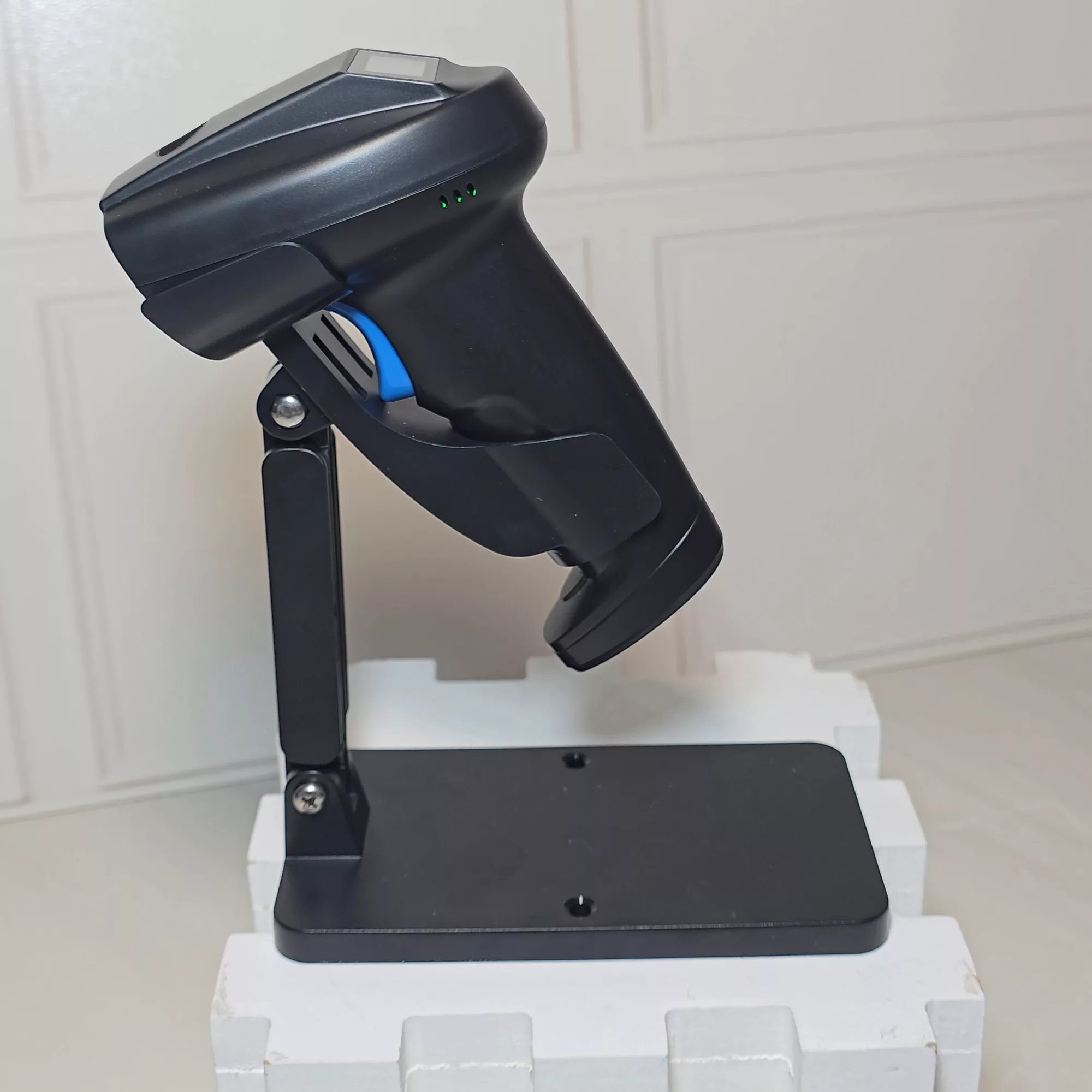 بارکد خوان سه بعدی فستر مدل وایرلس کد Ai-V4 به همراه پایه