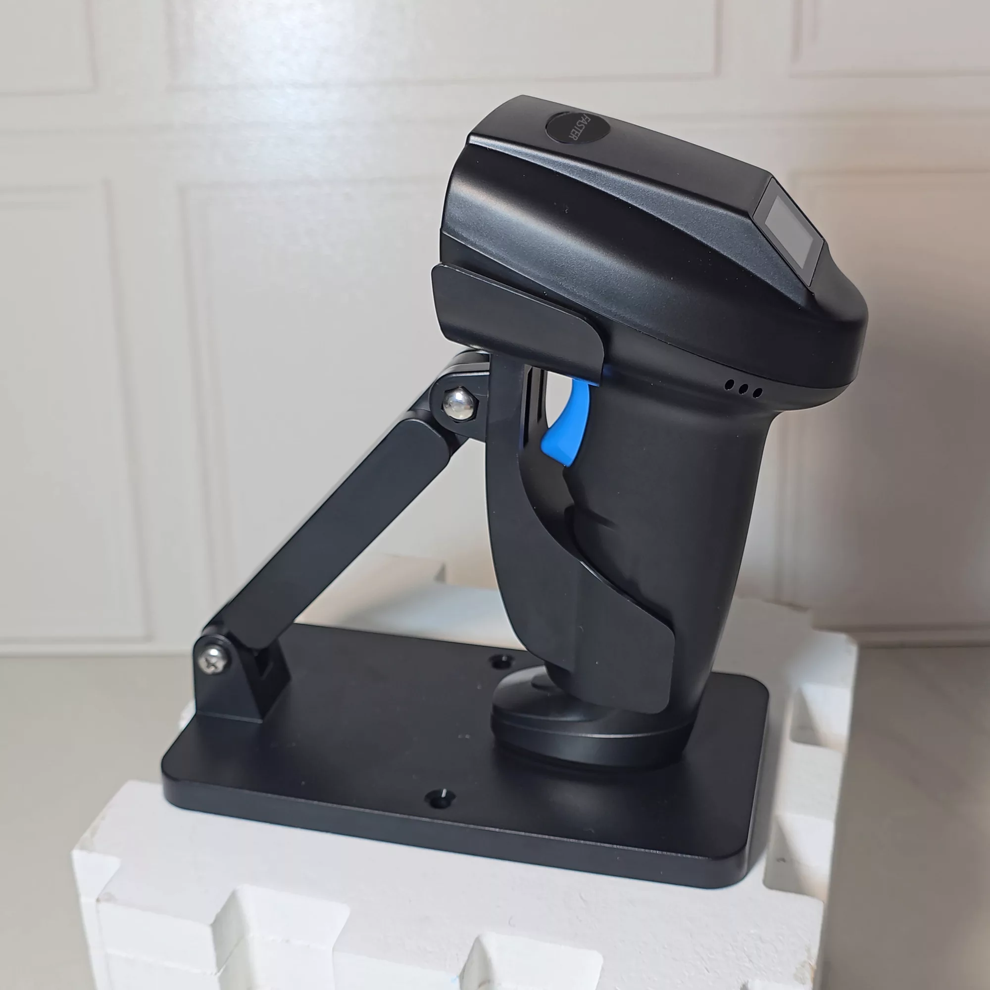 بارکد خوان سه بعدی فستر مدل وایرلس کد Ai-V4 به همراه پایه