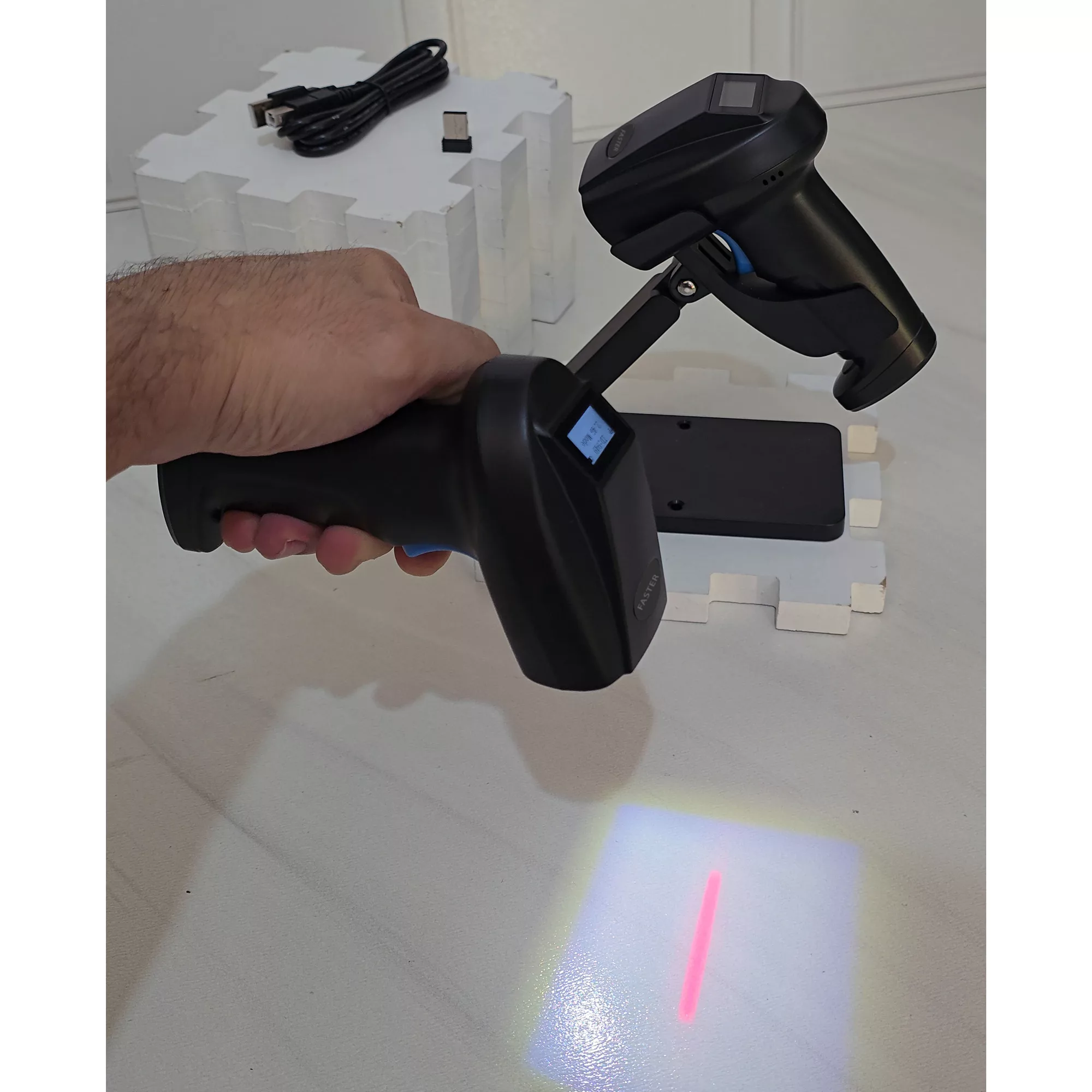 بارکد خوان سه بعدی فستر مدل وایرلس کد Ai-V4 به همراه پایه